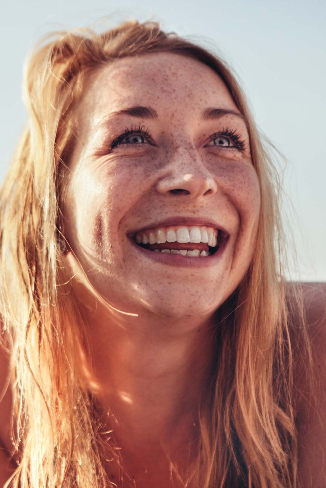 aifs-person-lachen-strand-program-carousel-668x1000