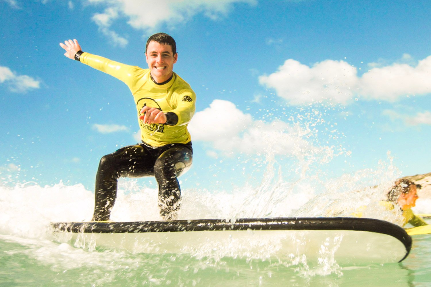 aifs-südafrika-surfcamp-strand-surfen-person-1
