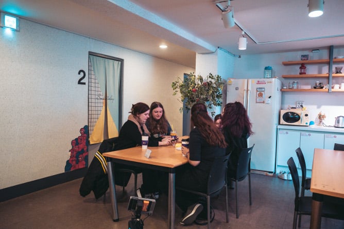aifs-suedkorea-daegu-guest-house-unterkunft-kueche-personen-2-program-carousel-668x1000