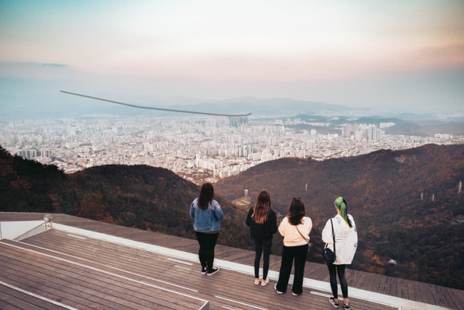 aifs-suedkorea-daegu-personen-ausblick-stadt-program-carousel-668x1000