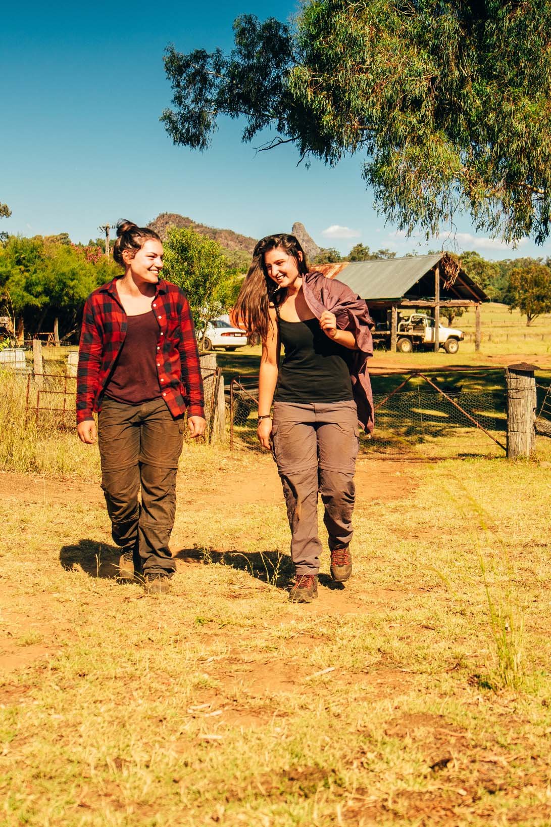 AIFS Work and Travel Australien: Zwei Personen bei der Farmarbeit – Erlebe einzigartige Abenteuer auf australischen Farmen