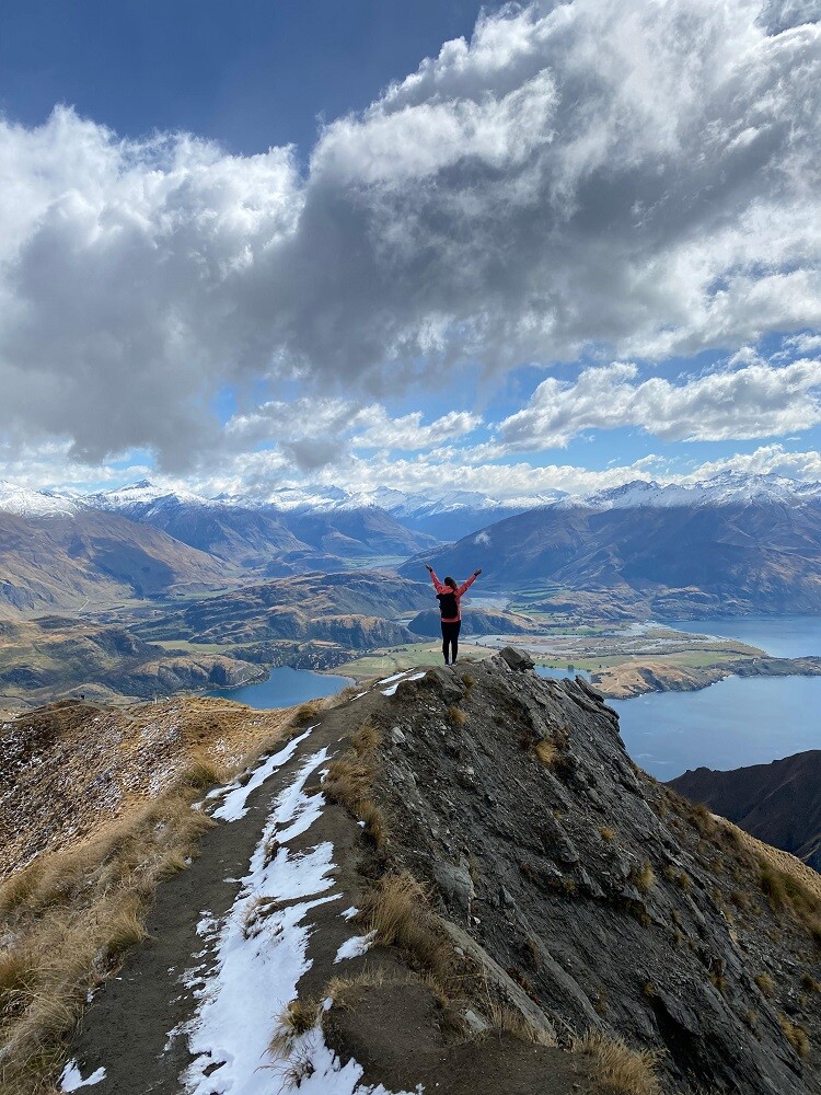 AIFS-au-pair-neuseeland-Wolken-Himmel-Person-Berge-Schnee-Wasser-lillyc-@lilly.czeiler