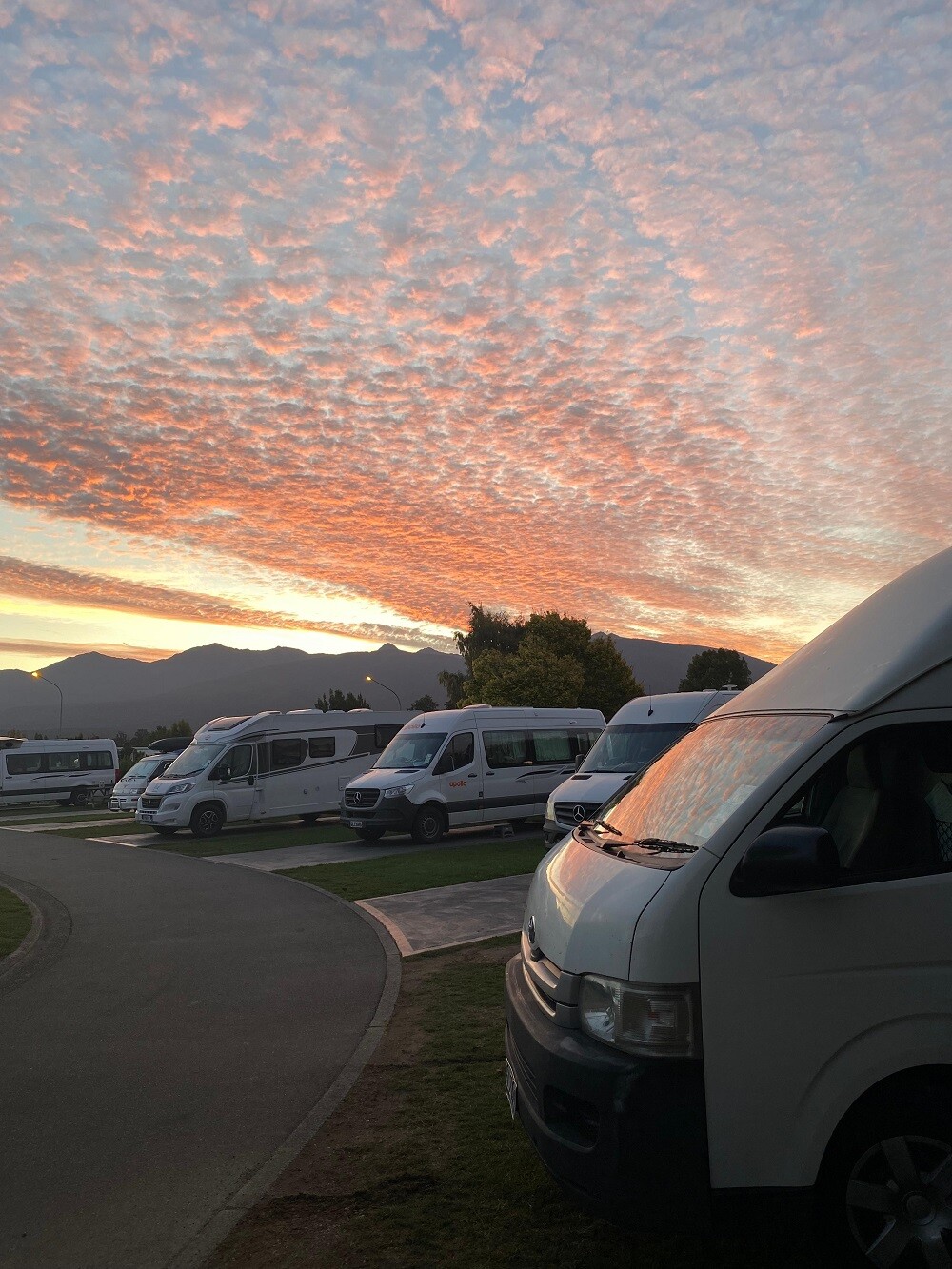 AIFS-neuseeland-ugc-Sonnenuntergang-Wohnmobile-Straße-lillyc-@lilly.czeiler