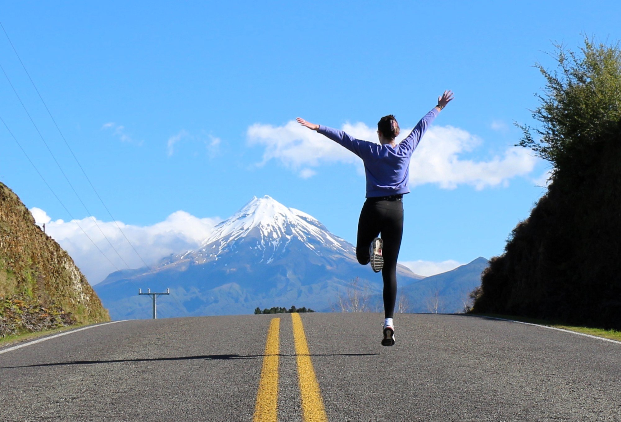 aifs-ugc-au pair-neuseeland-person-straße-berge-karinat