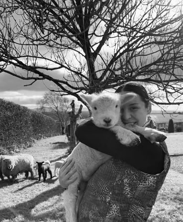 ugc-Farmwork-Irland-Selinas-schwarz weiss-person-schaaf