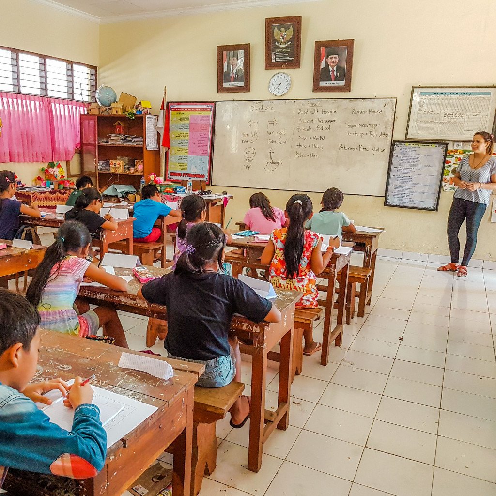 aifs-freiwilligenarbeit-bali-projekt-teaching-personen-kinder-schule-unterricht-quadratisch-1024x1024