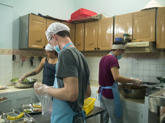 aifs-freiwilligenprojekt-food-shop-vietnam-essenszubereitung-personen-2