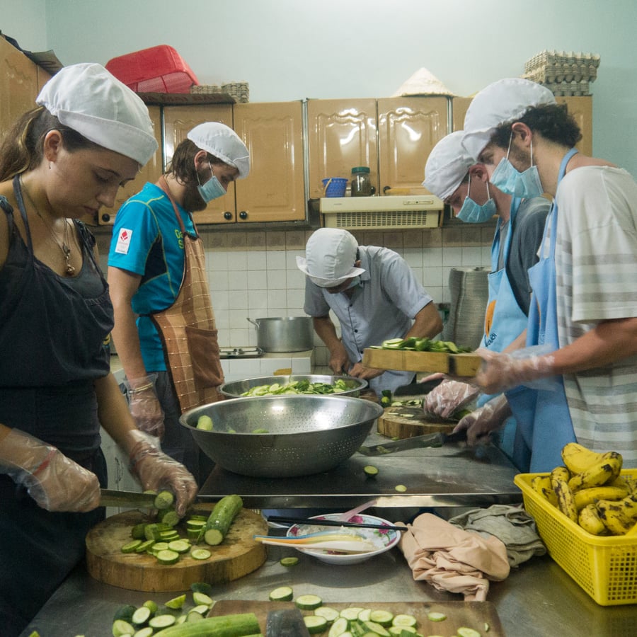 aifs-freiwilligenprojekt-food-shop-vietnam-essenszubereitung-personen-quadratisch-1024x1024-1