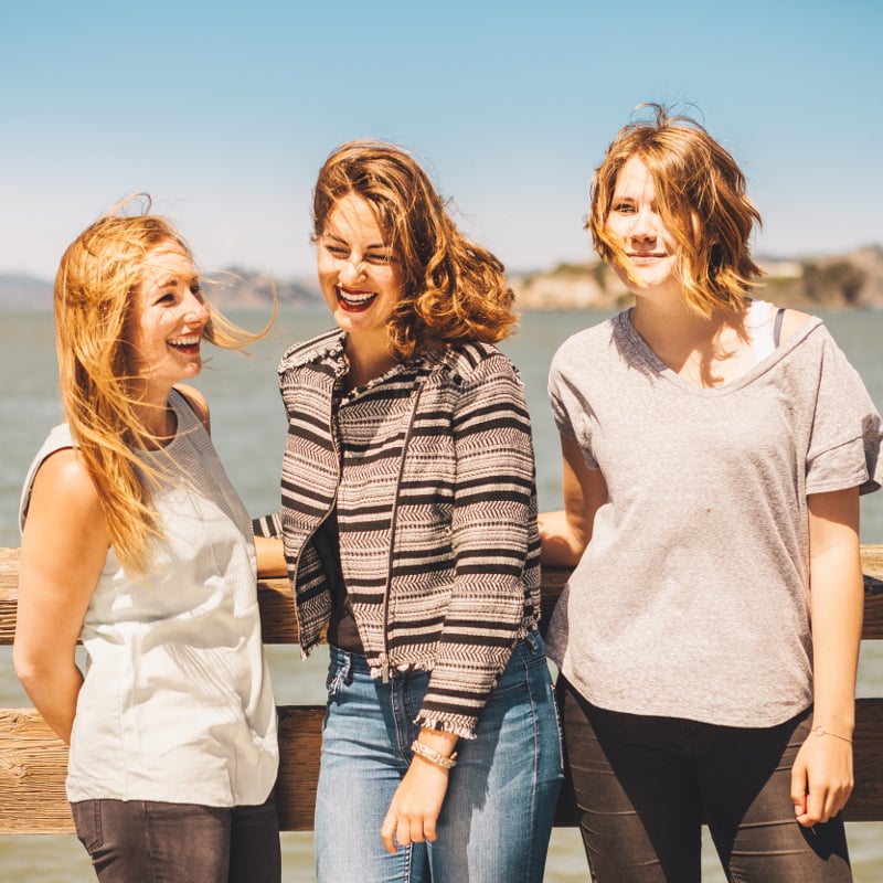 aifs-personen-freude-lachen-steg-wasser-quadratisch-header-800x800