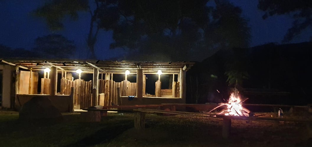 Lagerfeuer im Wide Horizons Reservat mit AIFS beim Adventure Trip in Eswatini
