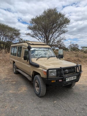aifs-adventure-trips-northern-tanzania-explorer-ugc-verenam-jeep
