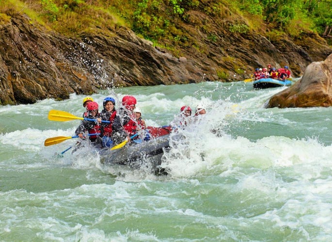 aifs-adventure-trips-sri-lanka-partnerfotos-wildwasser-rafting-personen-Kitulgala