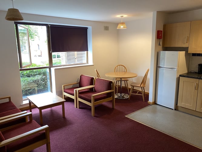 aifs-auslandspraktikum-irland-wohnzimmer-residence-ensuite-partnerfotos