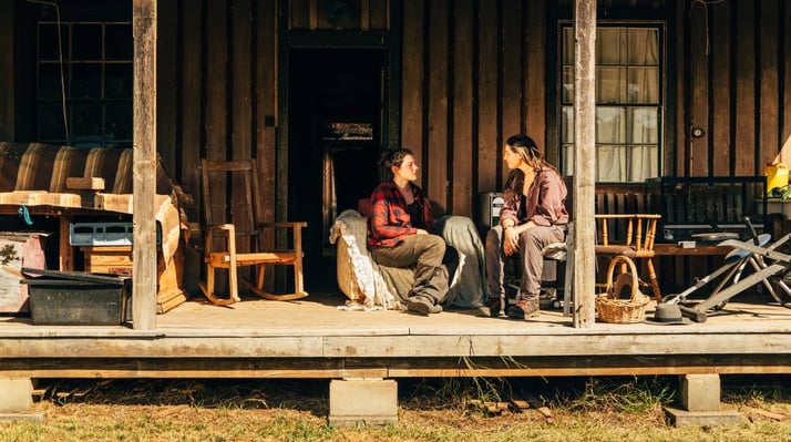 Personen auf der Veranda auf einer Ranch in Australien