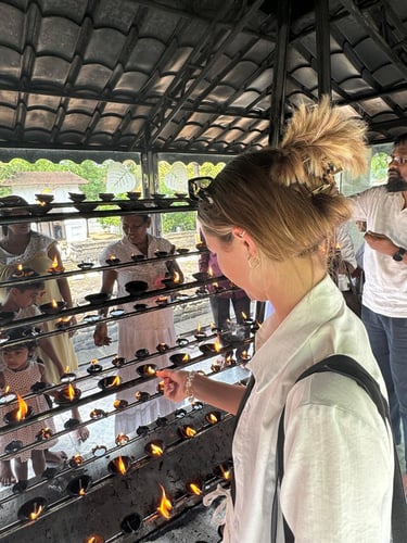 aifs-freiwilligenarbeit-adventure-trips-sri-lanka-culture-week-partnerfotos-person-kerzen