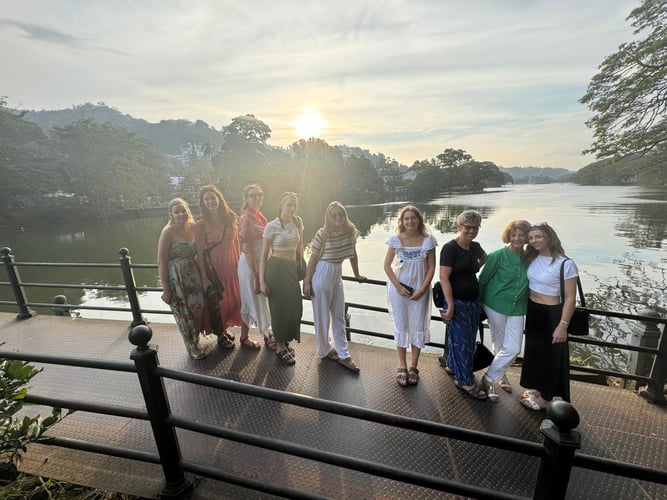 aifs-freiwilligenarbeit-adventure-trips-sri-lanka-culture-week-partnerfotos-personen-wasser
