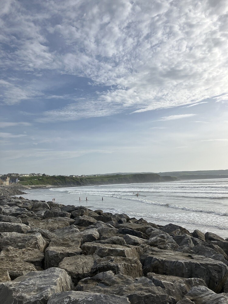 aifs-freiwilligenarbeit-irland-erfahrungen-marit-charity-shop-landschaft-steine