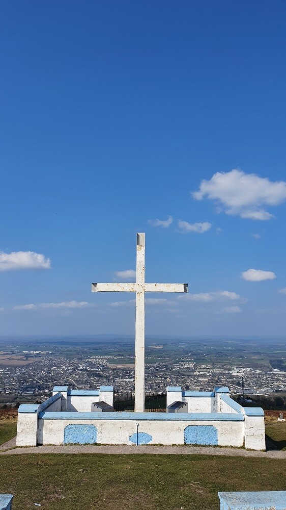 aifs-freiwilligenarbeit-irland-erfahrungen-pia-charity-shop-kreuz-landschaft