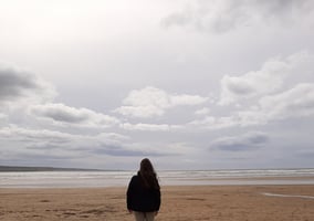 aifs-freiwilligenarbeit-irland-erfahrungen-pia-strand-meer