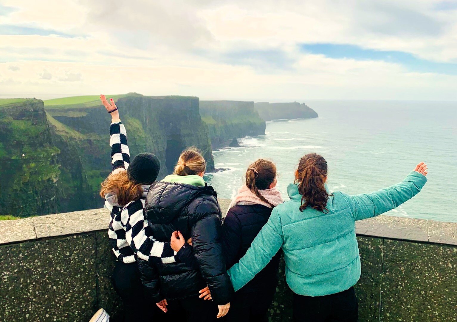 aifs-freiwilligenarbeit-irland-personen-meer-teilnehmerfoto