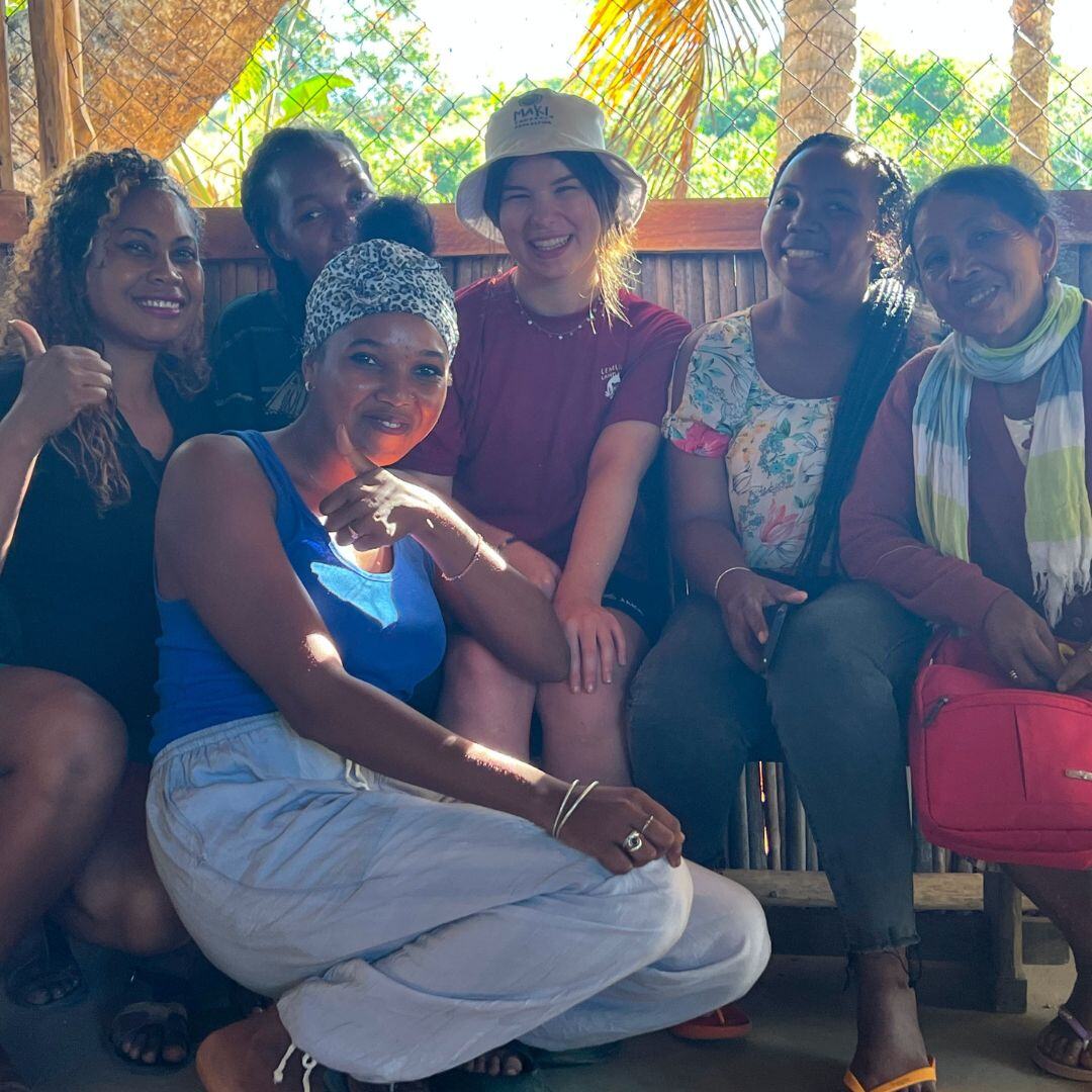 aifs-freiwilligenarbeit-madagaskar-lemurenschutzstation-erfahrungen-sophie-personen-gruppe