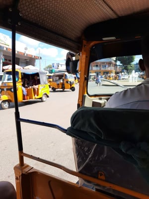 aifs-freiwilligenarbeit-madagaskar-lemurenschutzstation-ugc-merlem-tuktuk