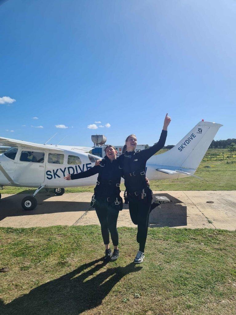 aifs-freiwilligenarbeit-südafrika-ugc-lenam- personen-flugzeug