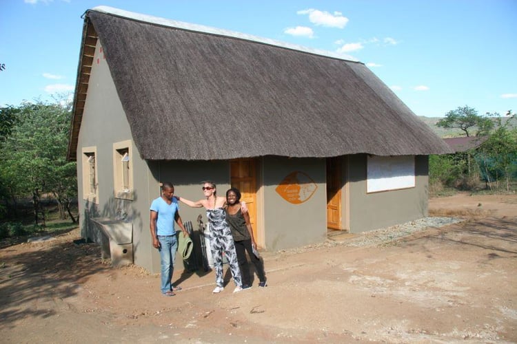 Personen vorm Research Center beim Freiwilligenprojekt Savannah Conservation in Eswatini