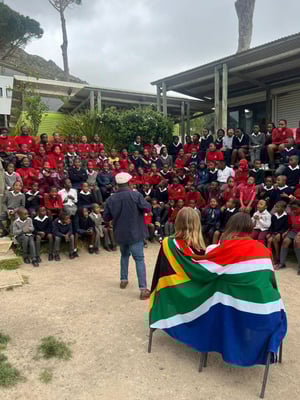 aifs-freiwilligenarbeit-suedafrika-teaching-allyb-ugc-klasse-flagge-@ally.brn
