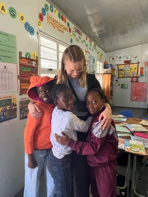 aifs-freiwilligenarbeit-suedafrika-teaching-allyb-ugc-person-kinder-@ally.brn