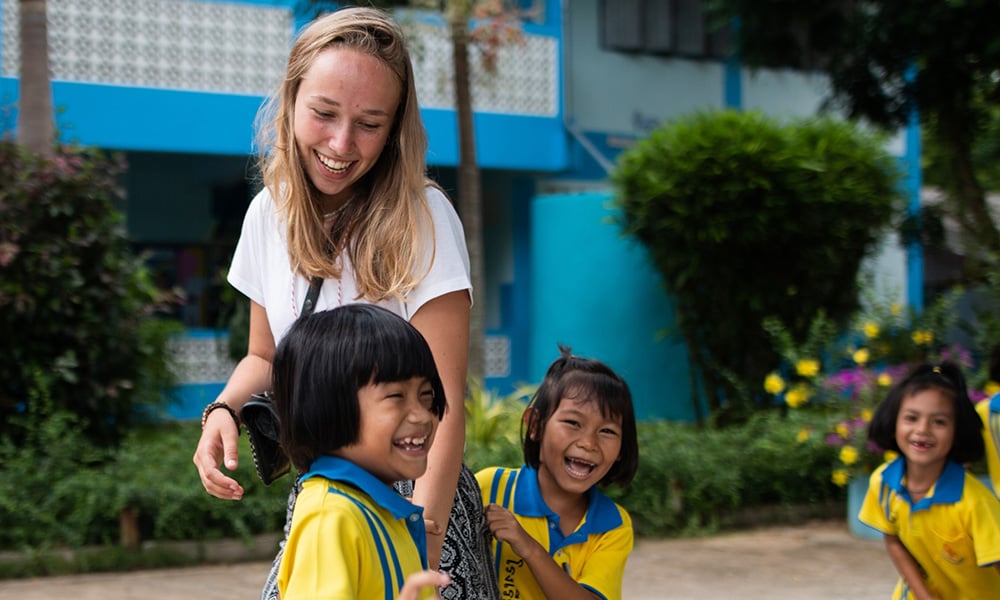 aifs-freiwilligenarbeit-thailand-teaching-personen-spielen-kinder-volunteer-2