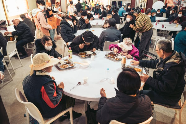 aifs-freiwilligenprojekt-seoul-suedkorea-soup-kitchen-personen-essen
