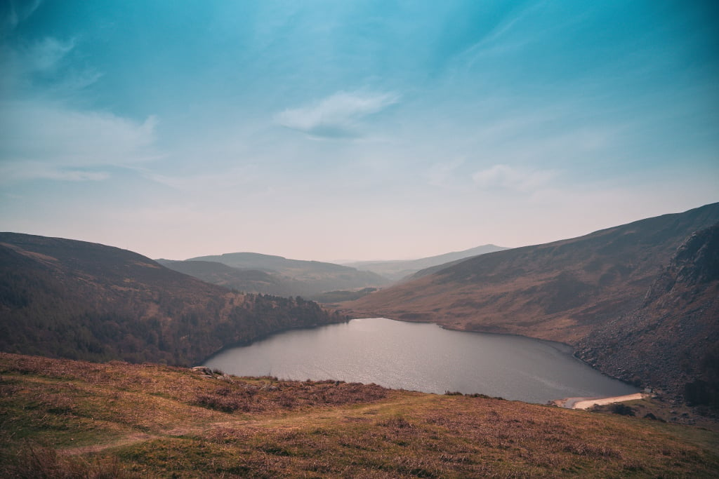 aifs-irland-landschaft-berge-see-quadratisch-1024x1024