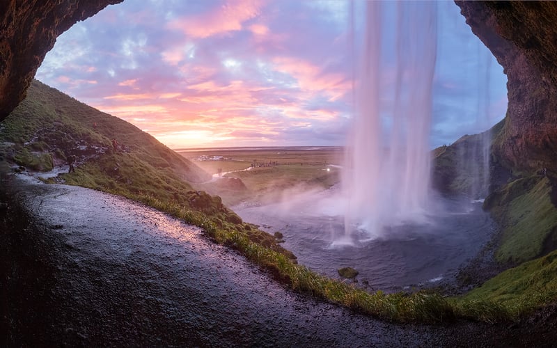 AIFS Island Adventure Trip: Flucht unter das magische Nordlicht – Erlebe die beeindruckende Natur Islands mit AIFS an einem majestätischen Wasserfall.