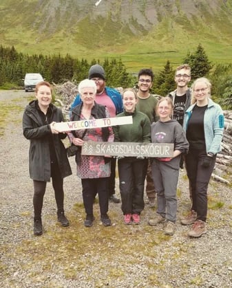 aifs-island-freiwilligenarbeit-forest-and-beach-personen-bauarbeit-ort-schild-1