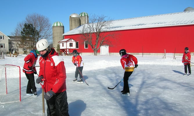 aifs-kanada-farmwork-personen-hockey-farm-winter