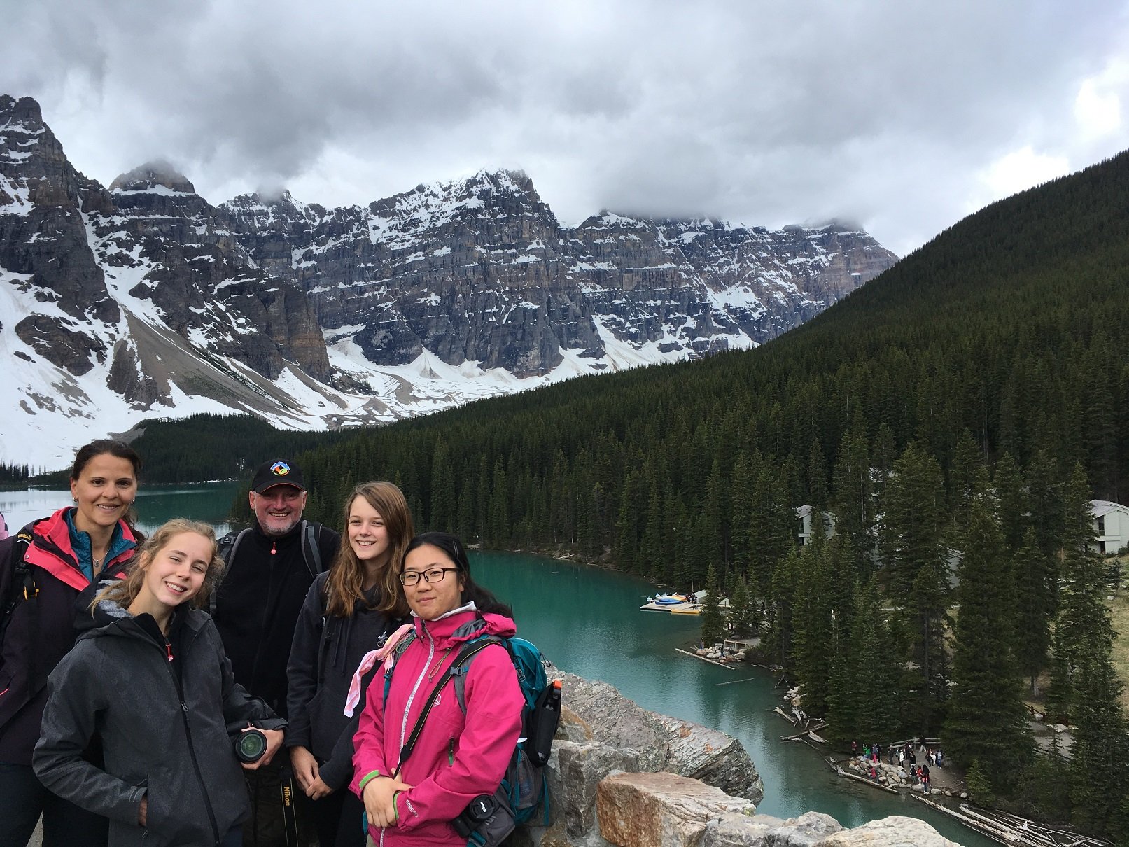 aifs-kanada-freiwilligenarbeit-lake-louise-wandern-personen-panorama-berge
