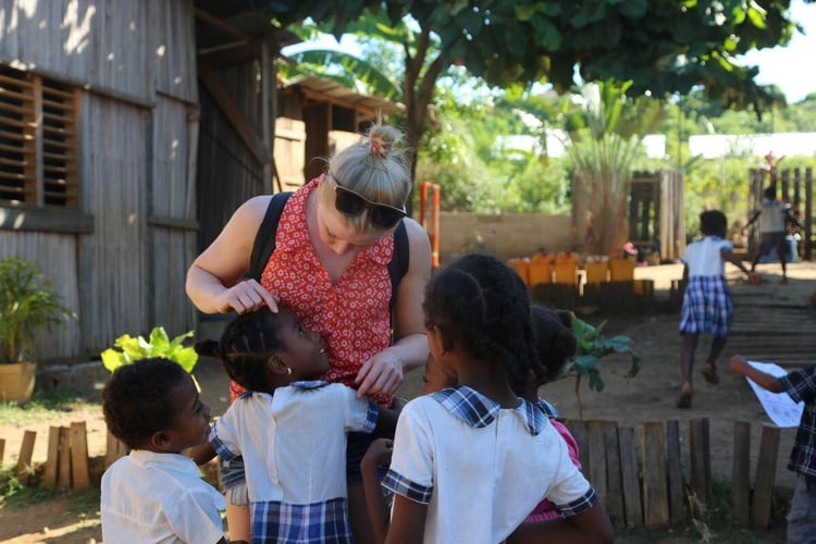 aifs-madagaskar-freiwilligenarbeit-teaching-kinder-person