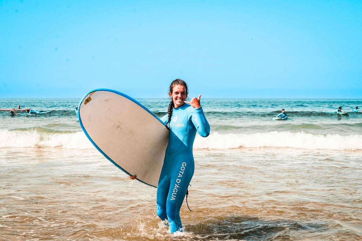 aifs-portugal-surfcamp-person-surfen-surfbrett-meer-wellen-2