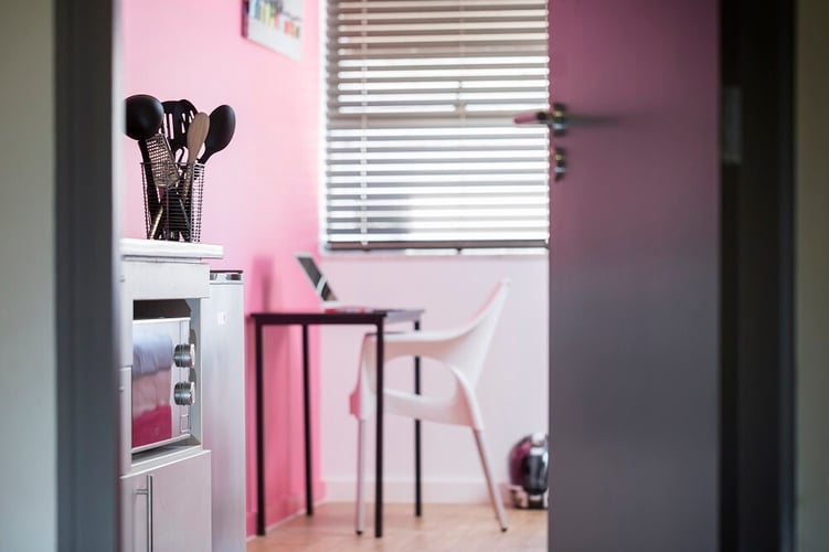 aifs-südafrika-sprachreise-partnerfotos-student-residence-schreibtisch