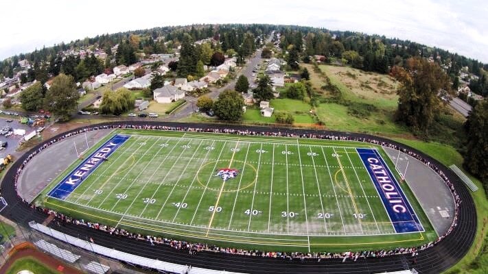 aifs-schüleraustausch-usa-kennedy-catholic-high-school-partnerfotos-sportplatz