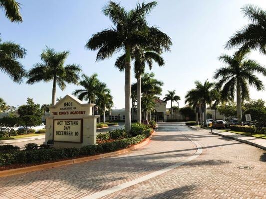 aifs-schüleraustausch-usa-private-kings-academy-außenbereich-1