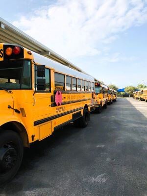 aifs-schüleraustausch-usa-private-kings-academy-busse-1