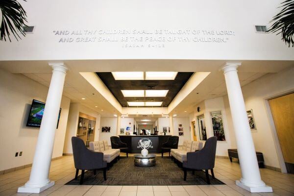 aifs-schüleraustausch-usa-private-kings-academy-main-entrance-lobby