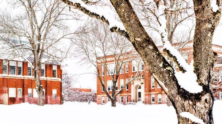 aifs-schüleraustausch-usa-thornton-academy-partnerfotos-gebäude-winter