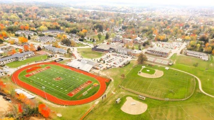 aifs-schüleraustausch-usa-thornton-academy-partnerfotos-sportplatz
