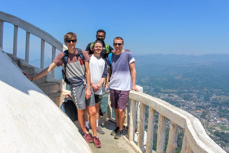 aifs-sri-lanka-trekking-week-partner-fotos-freiwilligenarbeit-adventure-trips-gruppe-turm