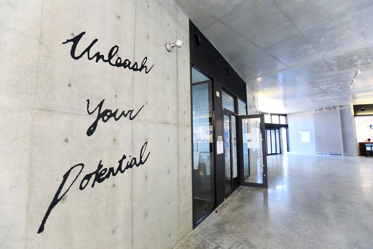 aifs-studieren-im-ausland-japan-ygu-universität-spruch-wand