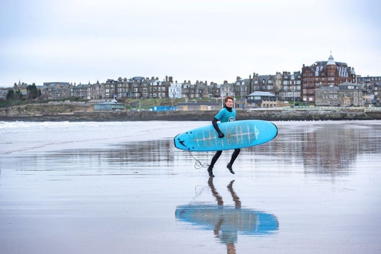 Surfen an den Stränden von St Andrews beim Auslandssemester in Schottland