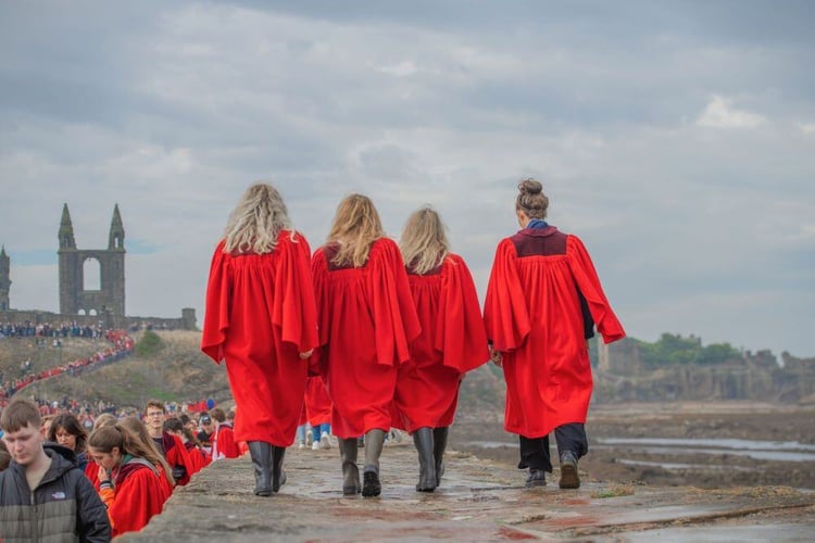 Studierenden Walk an der University of St Andrews in roten Roben